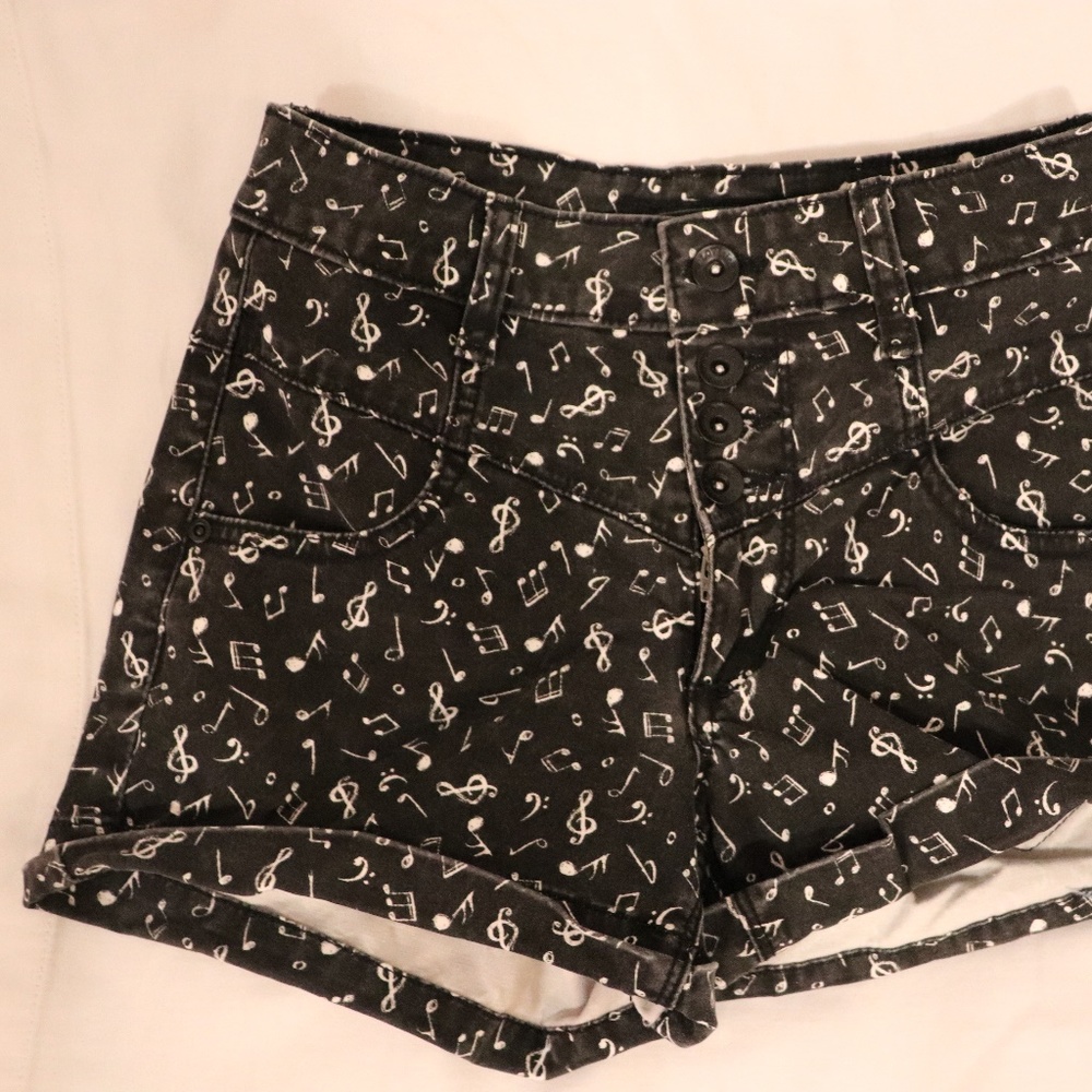 High waist music notes shorts